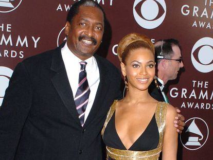Mathew Knowles y Beyoncé, en los premios Grammy, en 2005.