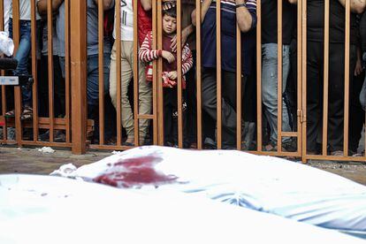 Familiares de palestinos asesinados durante los ataques israelíes sobre la franja de Gaza lloran junto a sus cuerpos en el hospital Nasser, en Jan Yunis, este miércoles. 