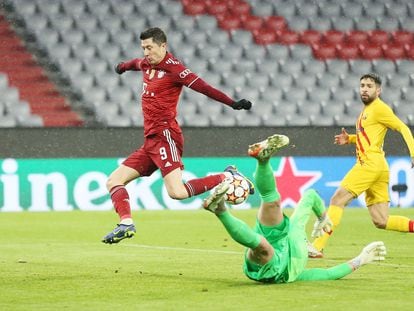 Robert Lewandowski ante Marc-Andre Ter Stegen, portero del Barcelona.