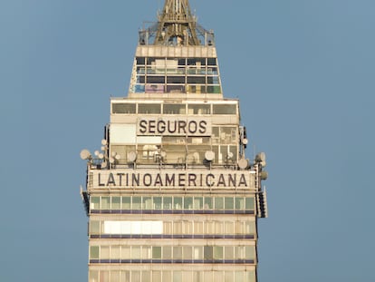 Imagen de la cúspide de 'la Latino', en la que se aprecia cómo los ventanales están ligeramente empañados por el paso del tiempo. 