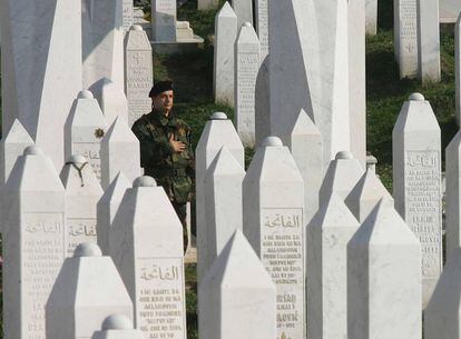 Un soldado bosnio vigila el mausoleo de Alia Izetbegovic, presidente de Bosnia, en el cementerio de Kovaci, en la ciudad de Sarajevo.
