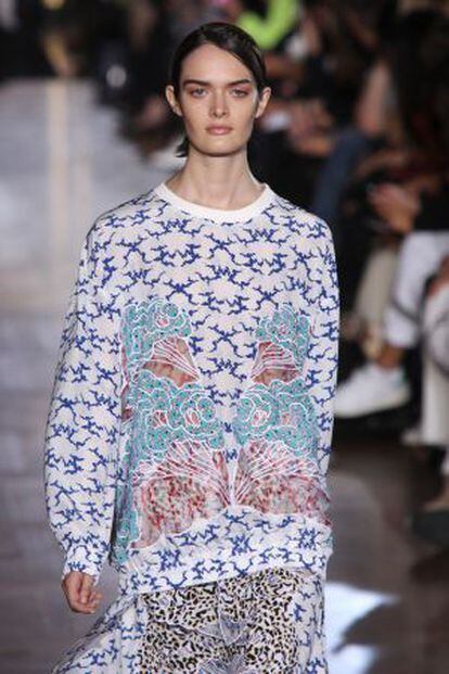 Un modelo de la propuesta de Stella McCartney en París.