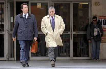 El extesorero del PP, Luis Bárcenas, junto a su abogado el pasado abril.