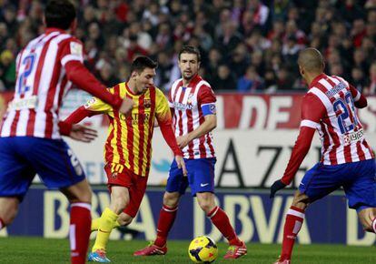Messi, rodeado de jugadores del Atlético.