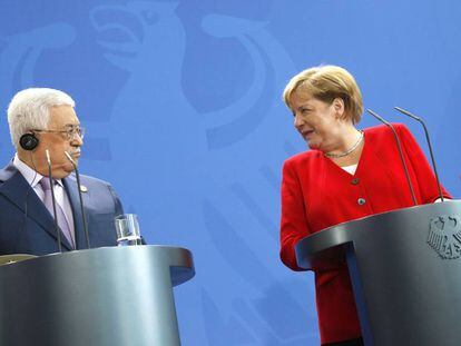 Angela Merkel y Mahmud Abbas, este jueves en Berlín.
