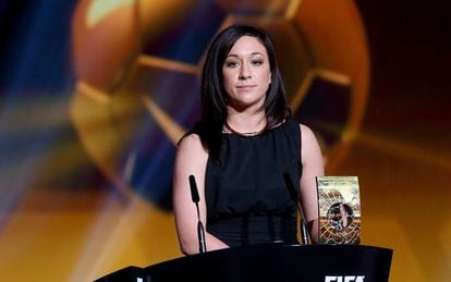 Nadine Kessler recoge el premio a mejor futbolista del año 2014.