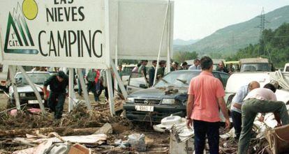 El camping de Biescas tras la riada de agosto de 1996.