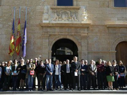 Concentraci&oacute;n en repulsa de la violencia machista frente al Ayuntamiento de Ll&iacute;ria.