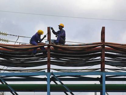 Dos operarios trabajan en el mantenimiento de una central de energ&iacute;a t&eacute;rmica en Takoradi, Ghana.