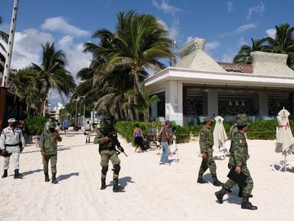 Elementos del Ejército resguardan el Mamita's Beach Club de Playa del Carmen, donde fue asesinado el gerente del local esta semana.