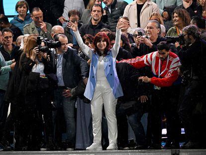 Cristina Fernández de Kirchner saluda desde el escenario este 25 de mayo en Buenos Aires.