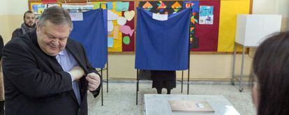 El l&iacute;der del Pasok y ex ministro de FInanzas, Evangelos Venizelos, vota en Sal&oacute;nica. 