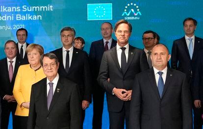 Líderes de la UE y de los Balcanes posan para la foto de familia de la cumbre celebrada en Brdo (Eslovenia)
