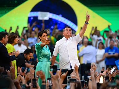 El presidente Bolsonaro y su esposa, Michelle, durante el mitin de este domingo en Río de Janeiro.