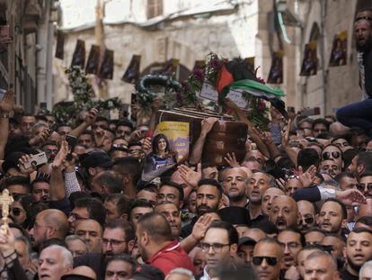 Una multitud de personas acompaña el ataúd de la periodista Shireen Abu Akleh durante su funeral, este viernes en Jerusalén.