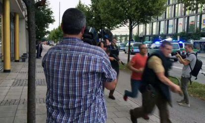 Agents de la policia alemanya, als voltants del centre comercial on s'ha produït el tiroteig.
