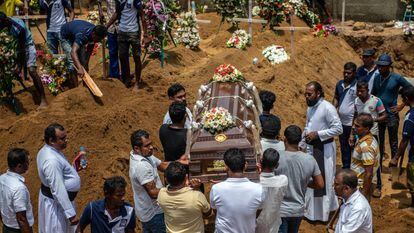 Funeral por las víctimas de los atentados, en Negombo.