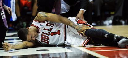 Rose se toca la rodilla tras caer lesionado ante los Sixers.
