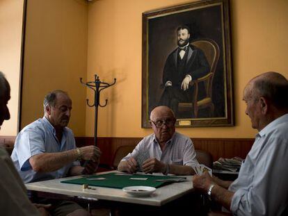 Salustiano, Larios, Antonio y Jos&eacute; echando la partida en el casino San Fernando de Tomelloso.