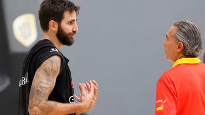 Ricky Rubio, junto a Sergio Scariolo, en un entrenamiento de la selección española en julio de 2023.