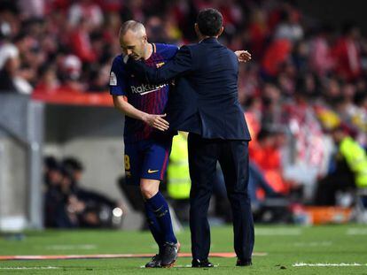 Iniesta se saluda con Valverde tras ser sustituido.