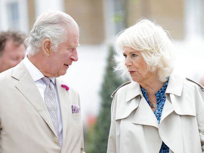 Los reyes Carlos III y Camila en una visita a Poundbury, el 27 de junio de 2023.