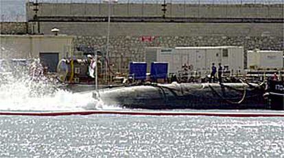 El submarino nuclear británico <i>Tireless</i> durante las pruebas de ayer en el puerto de Gibraltar.