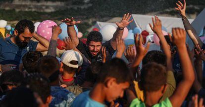 Un grupo de refugiados en el campo de Khirbet Al-joz (Latakia, Siria), el pasado 31 de mayo.