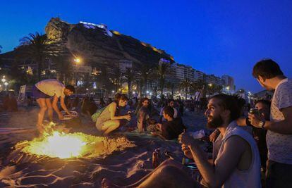 Celebración de la noche de San Juan en la playa de Alicante.