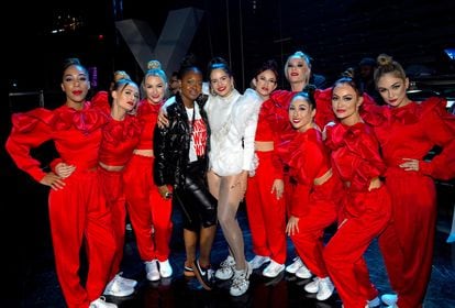 La artista junto a su grupo de bailarinas durante la gala. Palomo Spain se ha convertido en su firma de referencia para las actuaciones.