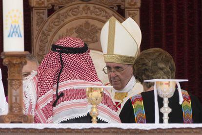 Un momento de la misa mutitudinaria que ha celebrado el Papa en el estadio nacional de Amman (Jordania), en la primera escala de su viaje de 3 d&iacute;as por Tierra Santa. 