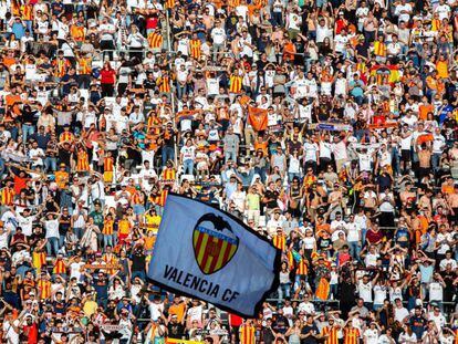 Miles de aficionados han festejado junto a los jugadores del Valencia CF el título de la Copa del Rey conseguido en Sevilla.