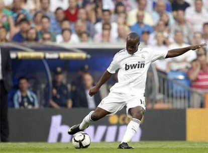 Lass se dispone a enviar un pase al área durante el encuentro del sábado contra el Deportivo.