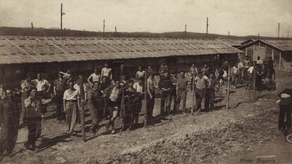 Un grupo de 'rotspanier' en el campo de Gurs (Francia), una de las imágenes que forman parte de la exposición de Berlín.
