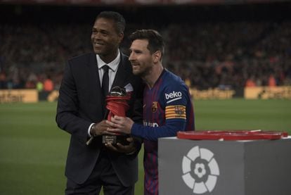 Messi recibió de Kluivert el trofeo al mejor jugador del mes de marzo de LaLiga.
