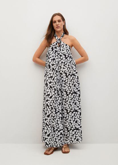 Si buscas un vestido cómodo y con mucho estilo para tus noches de verano, este vestido de Mango en blanco y negro es justo lo que necesitas.