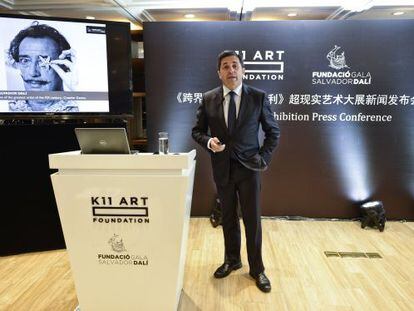 El gerente de la Fundación Gala-Salvador Dalí, Juan Manuel Sevillano, en la presentación en Shanghái de la exposición sobre el artista.
