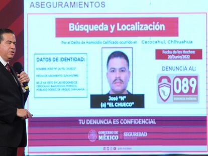 Ricardo Mejía, subsecretario de Seguridad, muestra la ficha de recompensa por 'El Chueco', durante la conferencia matutina de Presidencia del 30 de junio de 2022.