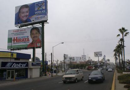 Carteles electorales en Ensenada (Baja California, México).