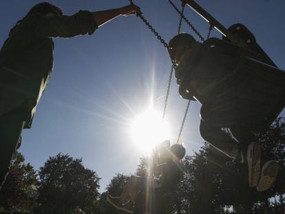 Unos padres juegan con sus hijos en un parque de Boadilla del Monte (Madrid). 