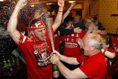 La afición inglesa que se desplazó a Estambul no tardó en sacar las botellas de cava y champán para celebrar el título europeo.