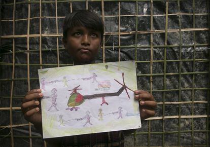Manzur Ali muestra uno de sus dibujos en un espacio creado por UNICEF y CODEC para los niños refugiados rohingya en Bangladés. En este dibujo representa un helicóptero militar atacando a sus vecinos.