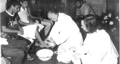 Jorge Mario Bergoglio durante un lavatorio de pies a doce vecinos en la Villa de Barracas, en Buenos Aires, en una imagen sin data