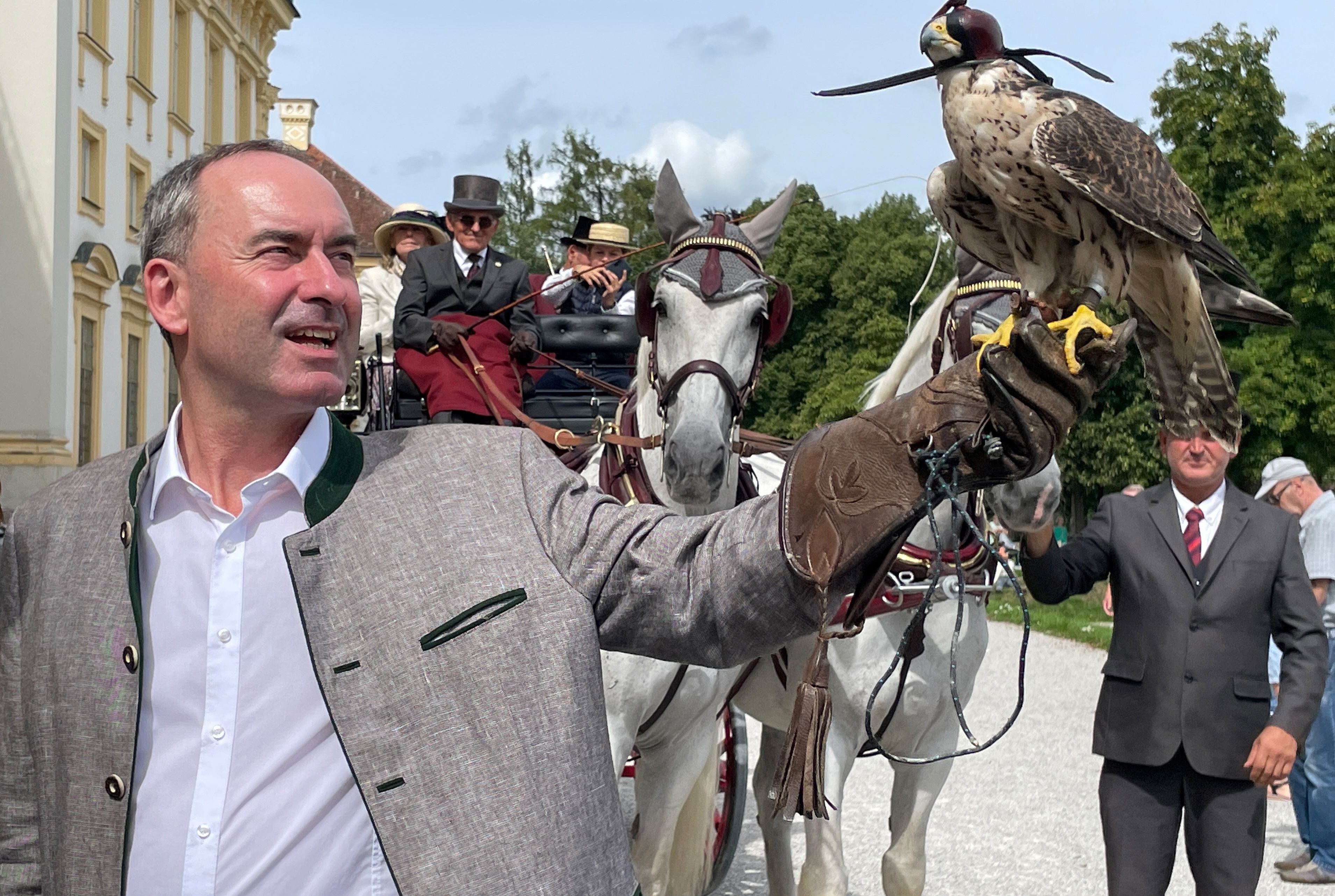 El vicepresidente de Baviera y líder de los Votantes Libres, Hubert Aiwanger, fotografiado con un halcón en un acto público este domingo.