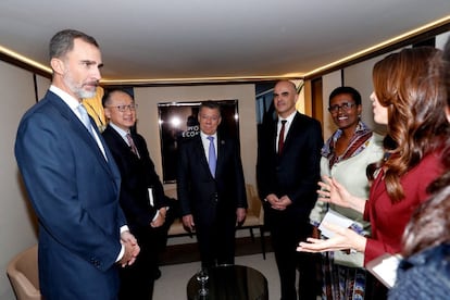 El rey Felipe VI, acompañado del presidente del presidente de Colombia, Juan Manuel Santos (en el centro), el presidente suizo, Alain Berset (tercero por la derecha), el presidente del Banco Mundial, Jim Yong Kim (segundo por la izquierda), y la directora ejecutiva de Oxfam Internacional, Winnie Byanyima (segunda por la derecha), y la periodista y moderadora Susanne Wille, durante su encuentro dentro del Foro de Davos.