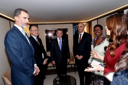 El rey Felipe VI, acompañado del presidente del presidente de Colombia, Juan Manuel Santos (en el centro), el presidente suizo, Alain Berset (tercero por la derecha), el presidente del Banco Mundial, Jim Yong Kim (segundo por la izquierda), y la directora ejecutiva de Oxfam Internacional, Winnie Byanyima (segunda por la derecha), y la periodista y moderadora Susanne Wille, durante su encuentro dentro del Foro de Davos.