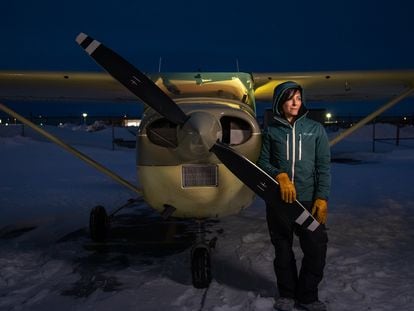 Jamie Klaes, de 41 años, en su Cessna 182. Para ella, volar una avioneta es tan normal como conducir un coche para ir a hacer las compras. Ahora da clases de aviación a los jóvenes de Alaska.