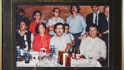 Fotografía de Pablo Escobar en la oficina del jefe de la división de Houston de la Agencia Antidroga Estadounidense (DEA, por sus siglas en inglés), una imagen tomada a la foto original en 2012.