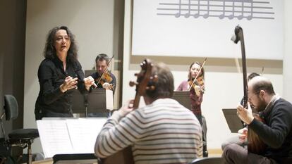 Nathalie Stutzmann en su faceta de directora de orquesta