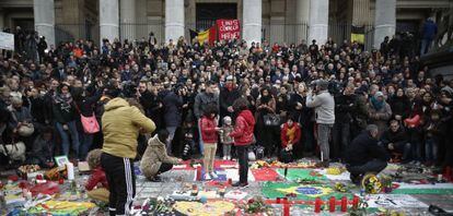 Concentraci&oacute;n para guardar un minuto de silencio en la la Plaza de la Bolsa en mmeoria de los asesinados ayer en los atentados terroristas